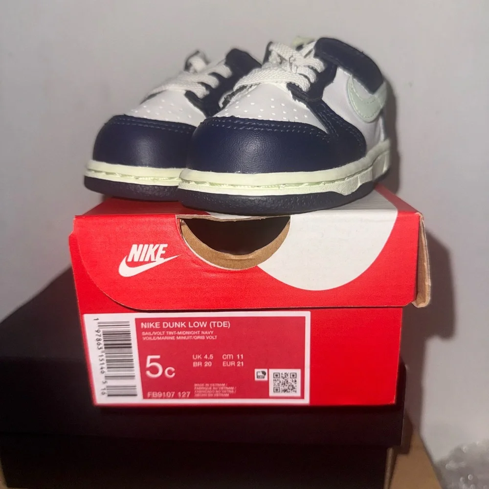 Nike Kids White and Navy Low-Top Sneakers with Light Green Accents